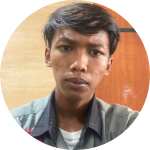 Teknisi terampil sedang mengatur pengaturan kamera CCTV untuk kinerja terbaik di Yogyakarta